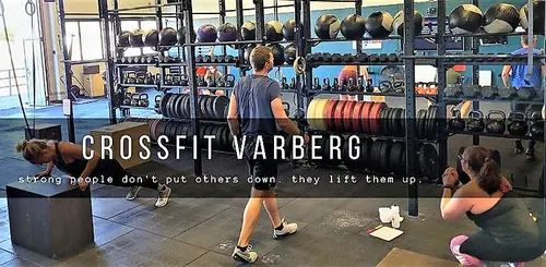 CrossFit Varberg - CrossFit Varberg – bli den bästa versionen av dig själv!Är du nöjd med vart du befinner dig just nu i din träning? Om inte, det behöver inte vara svårt att ändra på det. Vi finns här för att hjälpa dig nå dina mål, komma i form, må bättre och göra din träning rolig. Vi tror på dig även om du inte tror på dig!Här är de 15st mest sökta gymmen på GymKarta i Juli 2023Nordic Wellness Lindholmen på Lindholmsallén 20 i GöteborgSATS Gamlestaden på Gamlestadstorget 7 i GöteborgSTC Sävedalen - Göteborgsvägen 104 - GymKarta.seSTC munkebäck på Munkebäcks Allé 26 i GöteborgNordic Wellness Göteborg Kviberg Arena - GymKarta.seNordic Wellness Kungälv Kongahälla - GymKarta.seActic Lerum - Vattenpalatset på Häradsvägen 3 i Lerum&nbsp;Maximus Gym Brunnsbo på Folkvisegatan 15 i GöteborgSATS Hovås på Björklundabacken 2 i Hovås - GymKarta.seNordic Wellness Backaplan på Gustaf Dalénsgatan 13Fitness24Seven på Lergöksgatan 6 i Västra FrölundaSATS Askim (Sisjön stora) på Ekonomivägen 6 i AskimSTC på Ekenleden 10 i Kållered - GymKarta.seNordic Wellness Marklandsgatan - GymKarta.seNordic Wellness på Vasagatan 7 i GöteborgRestaurang Värö Pizza &amp; Kebab investerar i hälsagymkarta.seHär samlar vi de bästa Gymmet/Gymmen i Sverige, Göteborg, Stockholm, Uppsala och Borås med flera. En komplett lista med alla Gym!